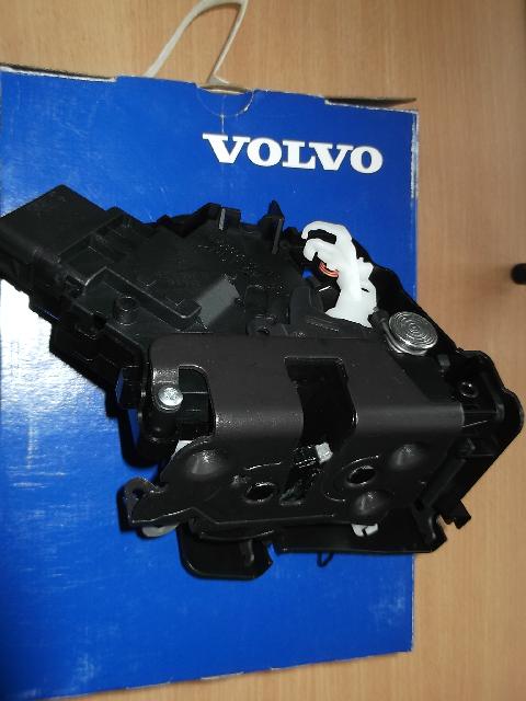 VOLVO V50 DRIVERS DOOR LOCK BRAND NEW GENUINE VOLVO PART 2004-2012